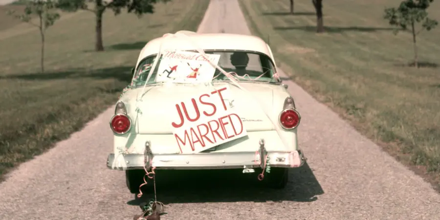 Coppia di sposini evita tragedia aerea: premiati con un Voucher per la cena