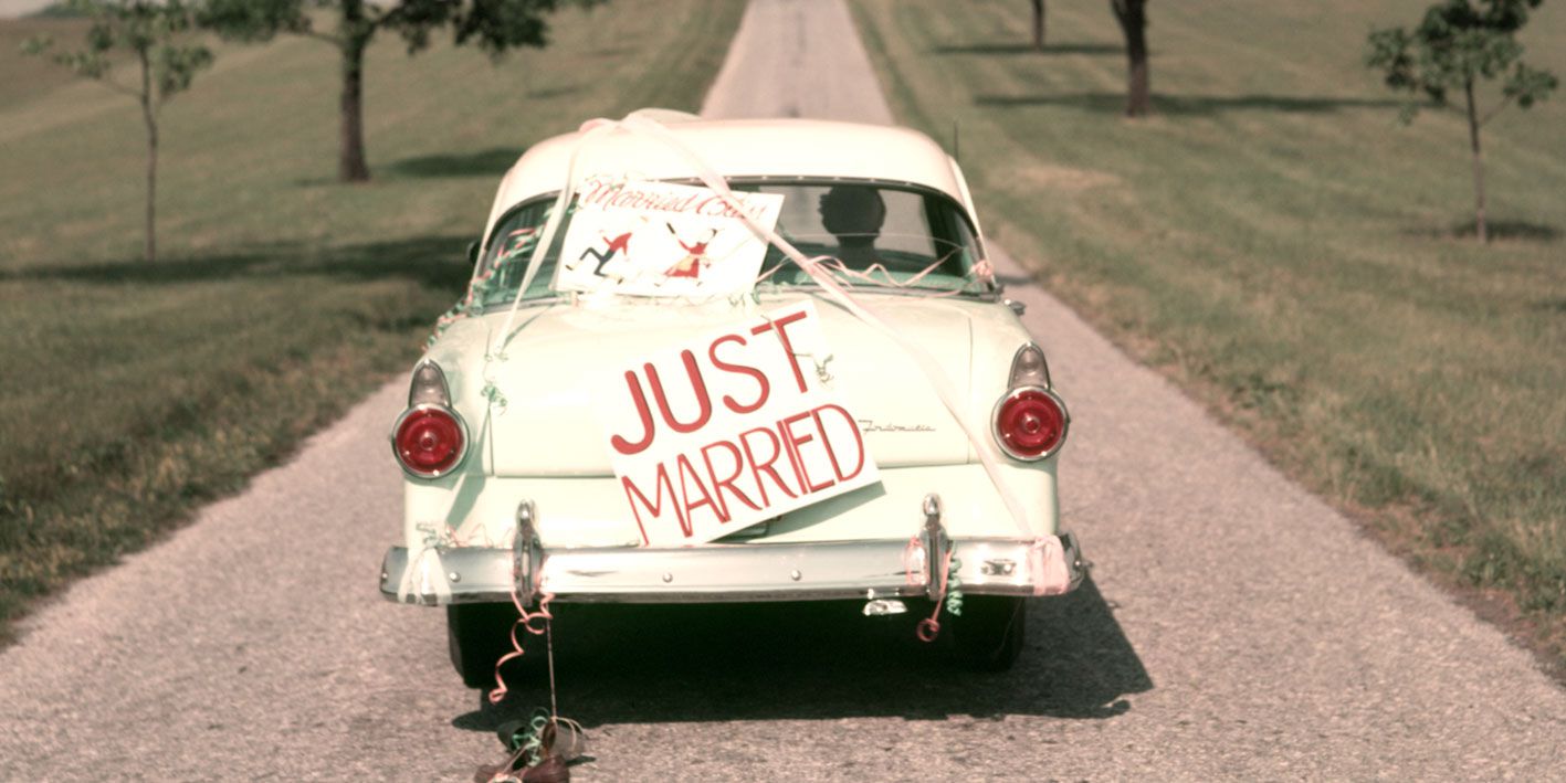 Coppia di sposini evita tragedia aerea: premiati con un Voucher per la cena