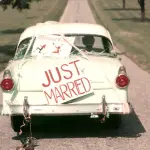 Coppia di sposini evita tragedia aerea: premiati con un Voucher per la cena