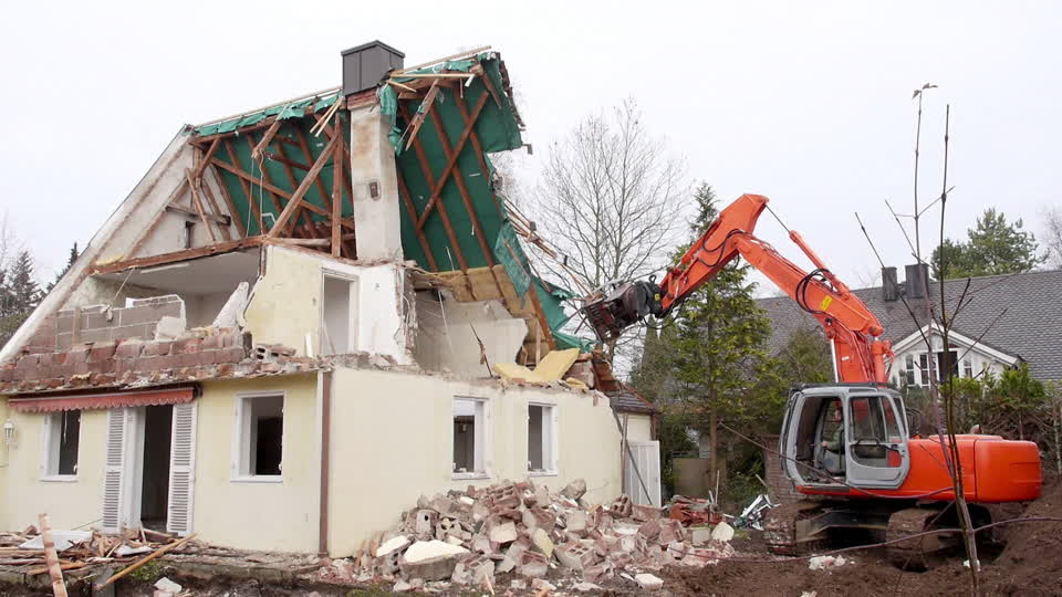 Eboli, demoliscono la casa ad un pensionato: morto d’infarto