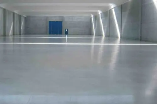 Pavimenti industriali in resina e in calcestruzzo: caratteristiche e vantaggi